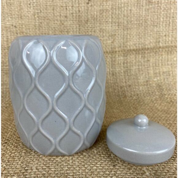 Yankee Candle Lilac Blossoms Candle in Ceramic Jar Trellis Design 8 oz. - Picture 3 of 6